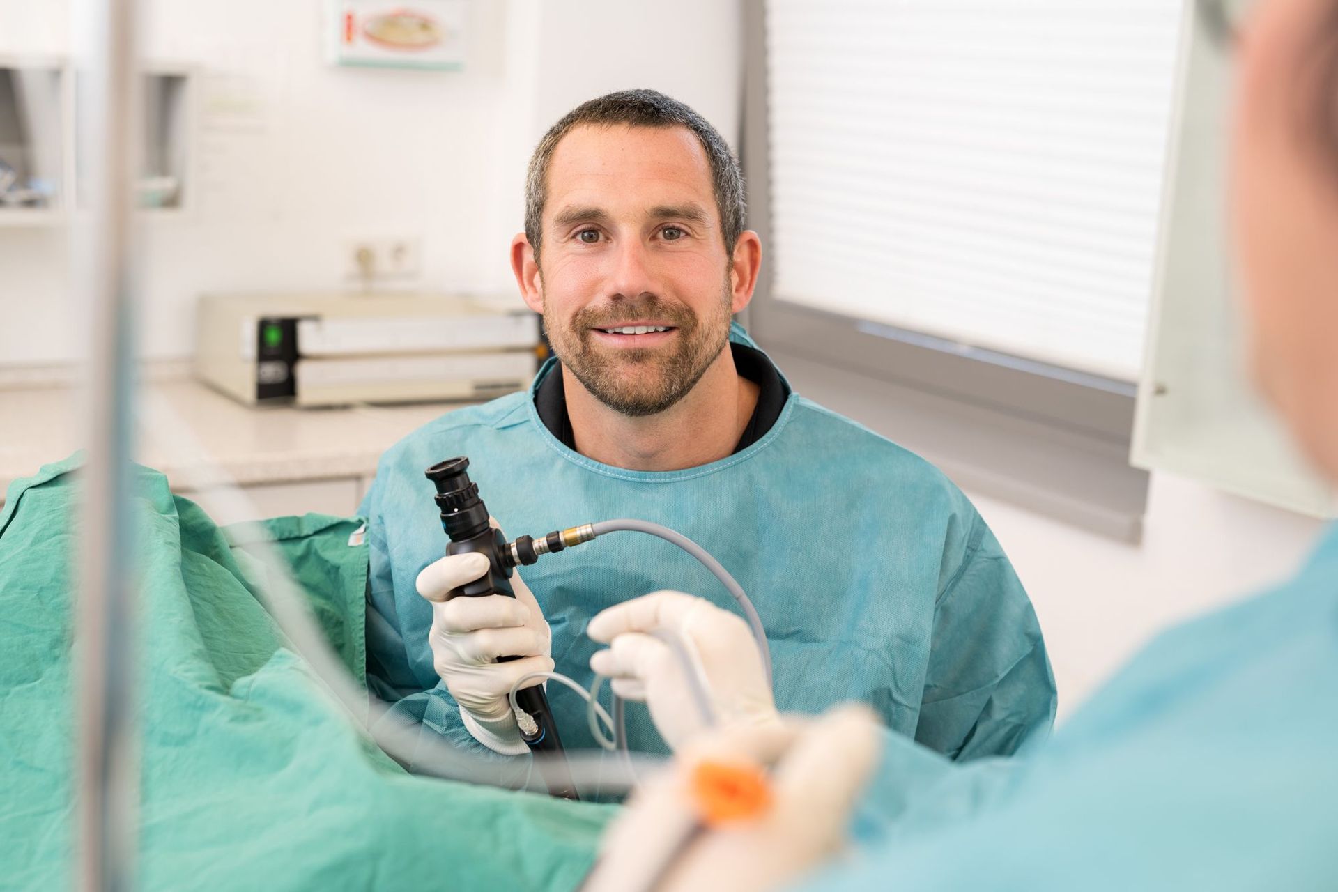 Dr. med. Thomas Köpke bei einem urologischen Eingriff in der Praxis in Osnabrück